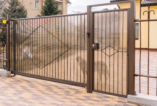 Купить ворота из профлиста с элементами ковки, с металлическими столбами в рамке или под дерево в Кохме от 152310 руб